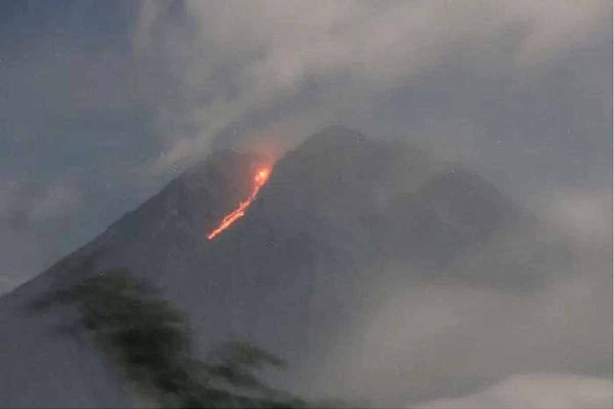 Gunung Semeru Erupsi, Keluarkan Lava Pijar Sejauh 500 Meter - GenPI.co ...