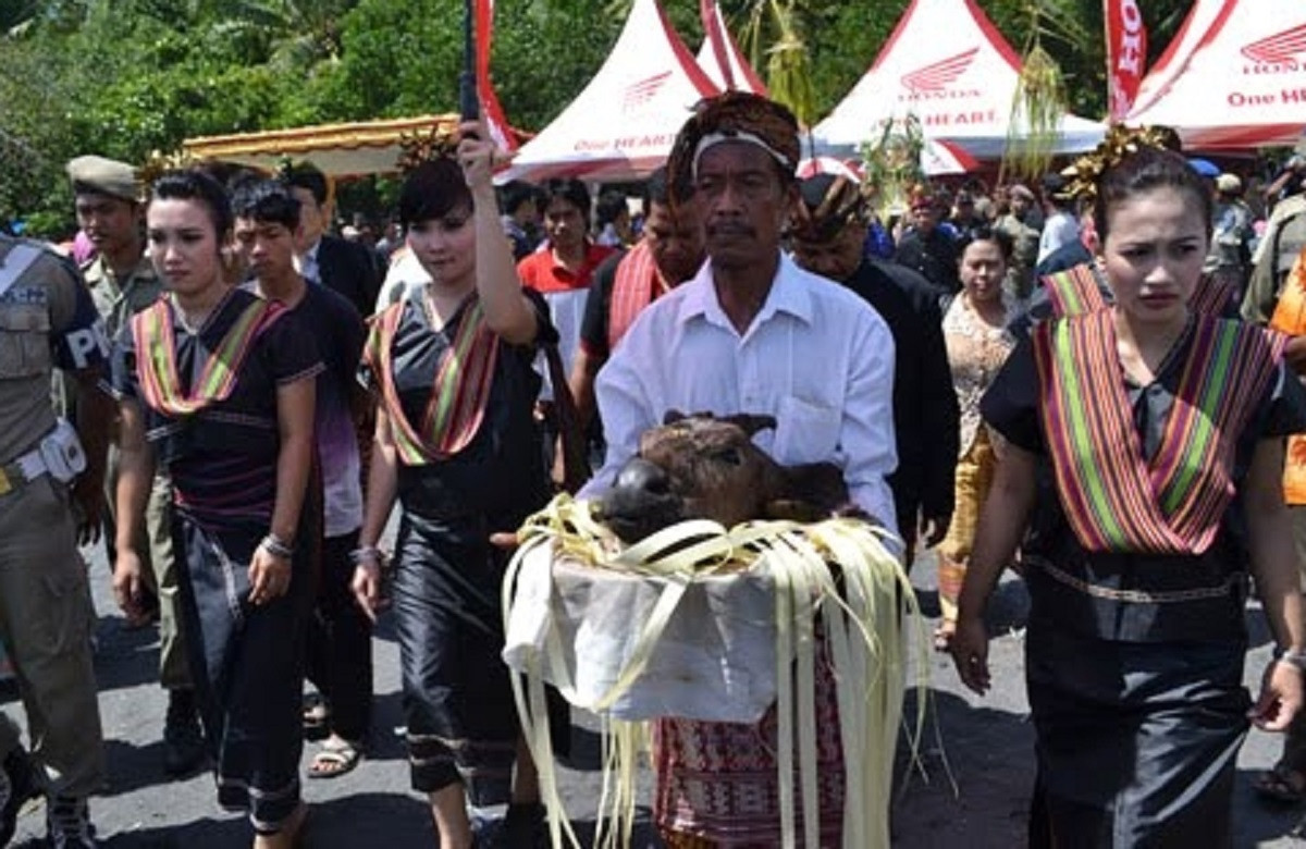 Rebo Bontong, Tradisi Mandi Bersama Suku Sasak - GenPI.co NTB